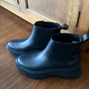 Timberland Black Platform Chelsea Boots - Women 9
